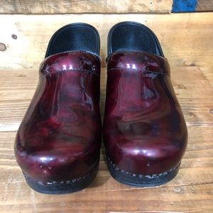 Dansko slip on clogs sz 8 burgundy